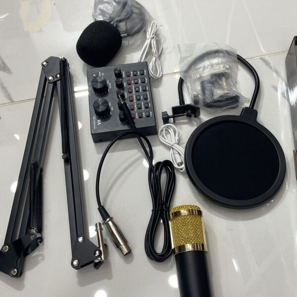 • طقم احترافي متكامل للبودكاست (ميكروفون , كارت صوت خارجي, كابلات التوصيل, حامل للمايكروفون)