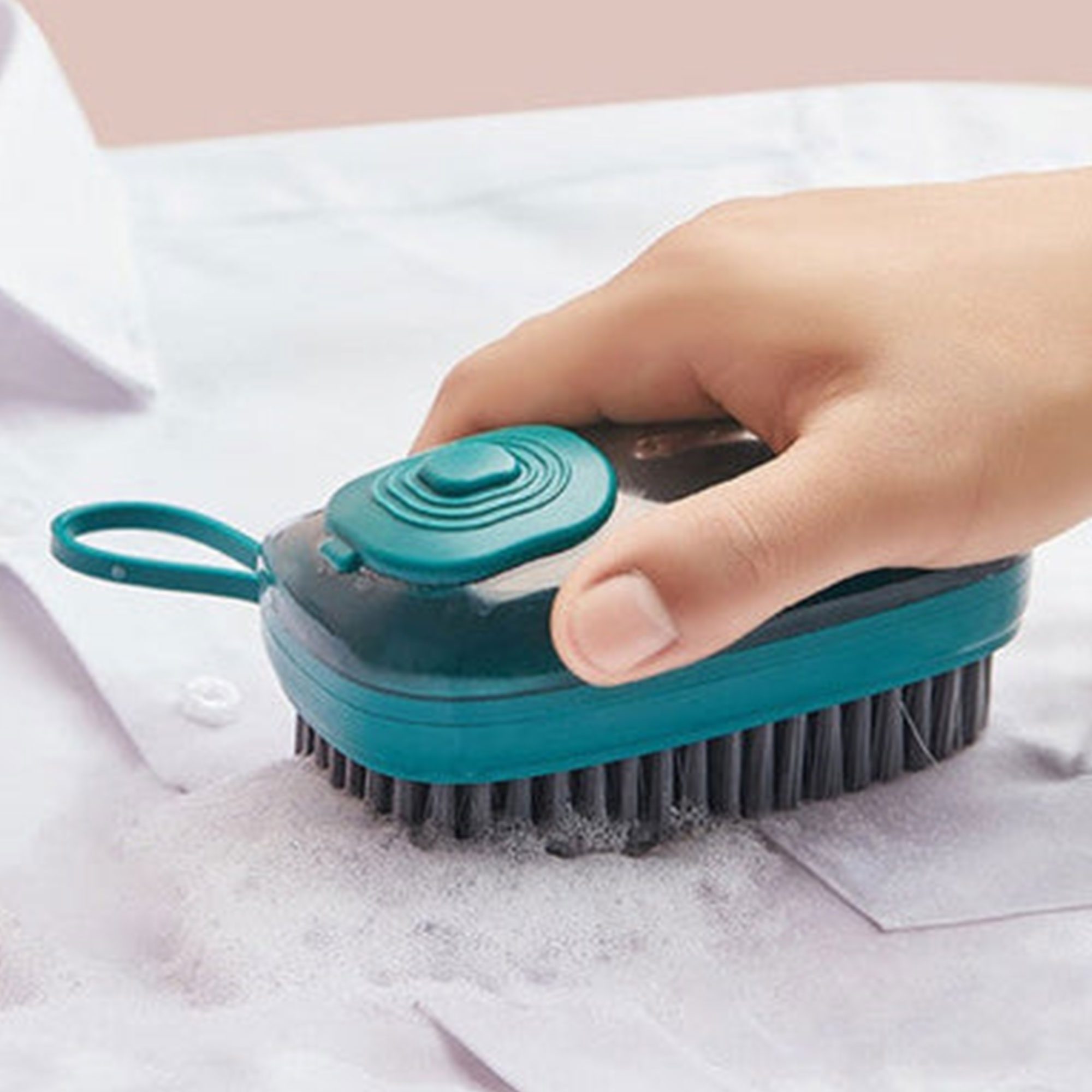 • فرشاة تنظيف عملية بخزان للصابون الصورة 3