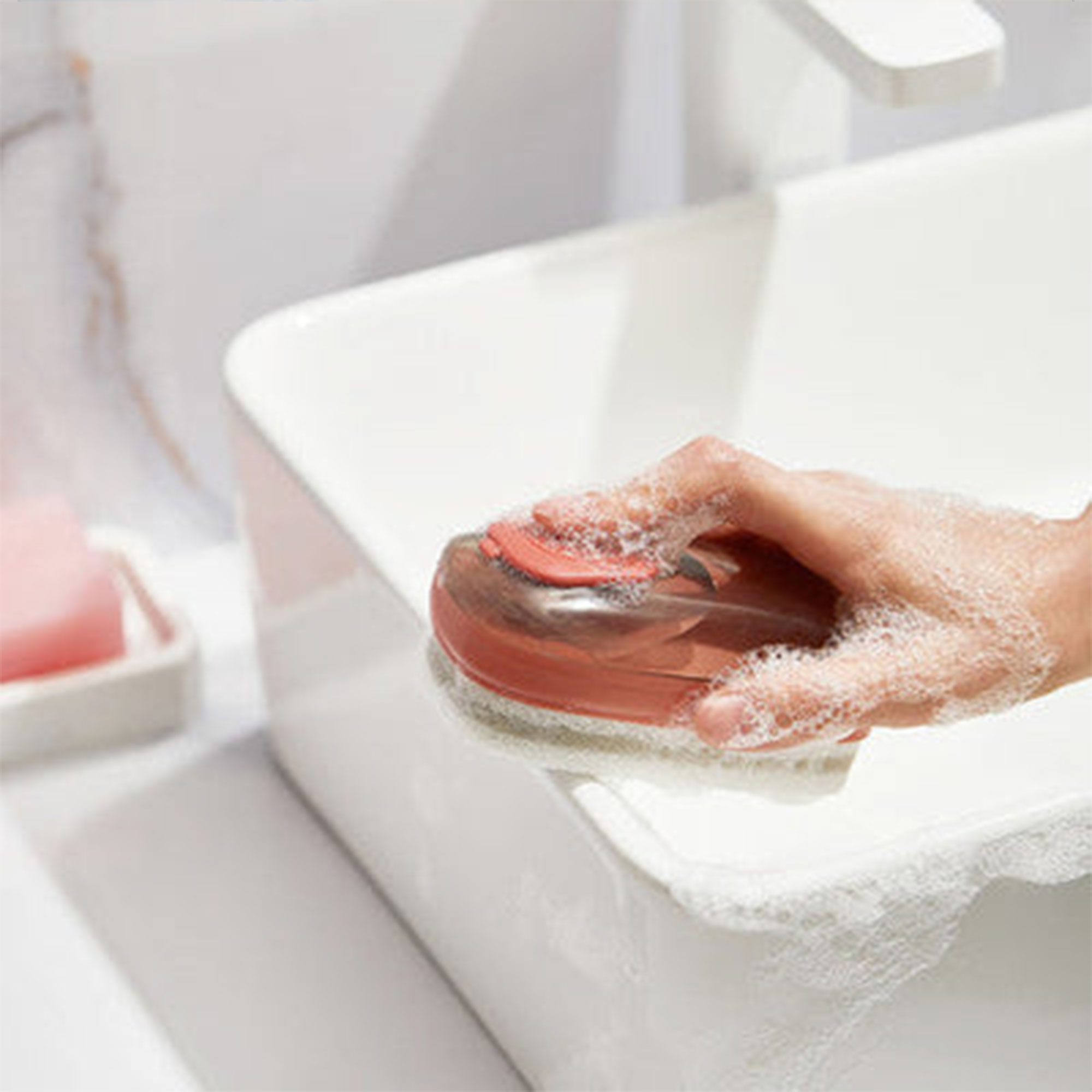 • فرشاة تنظيف عملية بخزان للصابون الصورة 2