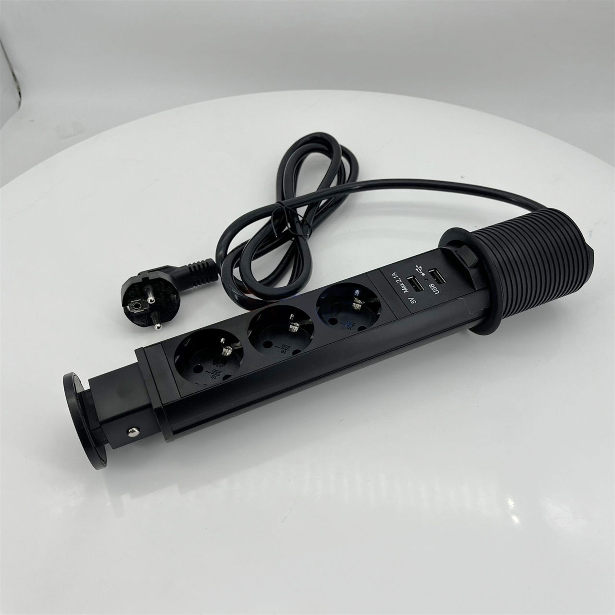 • شريط طاقة قابل للسحب مع محطات شحن USB